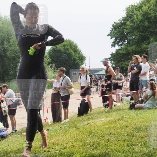 21.06.2025 - 27. Vierlanden-Triathlon KatJ http://msf.ph/oto/8034746 15.06.2025 11:18:55 Schwimmen 885, 916 meine-sportfotos.de
