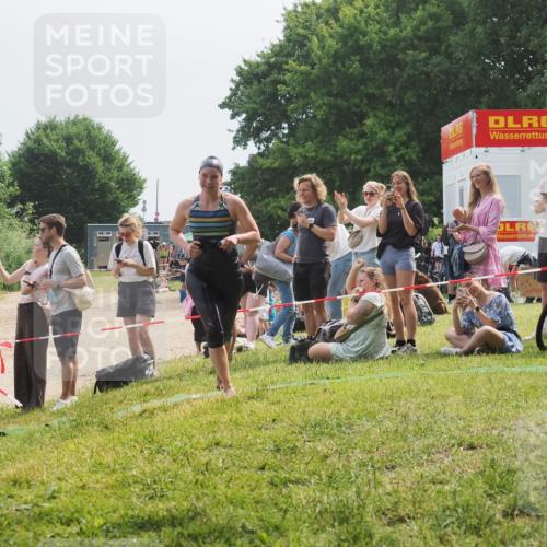 21.06.2025 - 27. Vierlanden-Triathlon KatJ http://msf.ph/oto/8034754 15.06.2025 11:19:06 Schwimmen 876, 942 meine-sportfotos.de
