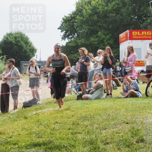 21.06.2025 - 27. Vierlanden-Triathlon KatJ http://msf.ph/oto/8034761 15.06.2025 11:19:06 Schwimmen 876, 942 meine-sportfotos.de