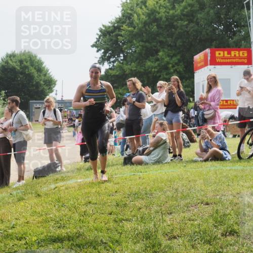 21.06.2025 - 27. Vierlanden-Triathlon KatJ http://msf.ph/oto/8034766 15.06.2025 11:19:06 Schwimmen 876, 942 meine-sportfotos.de