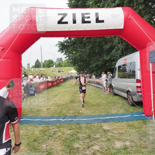 21.06.2025 - 27. Vierlanden-Triathlon MichiJ http://msf.ph/oto/8034770 15.06.2026 12:58:43 Ziel 111, 736 meine-sportfotos.de