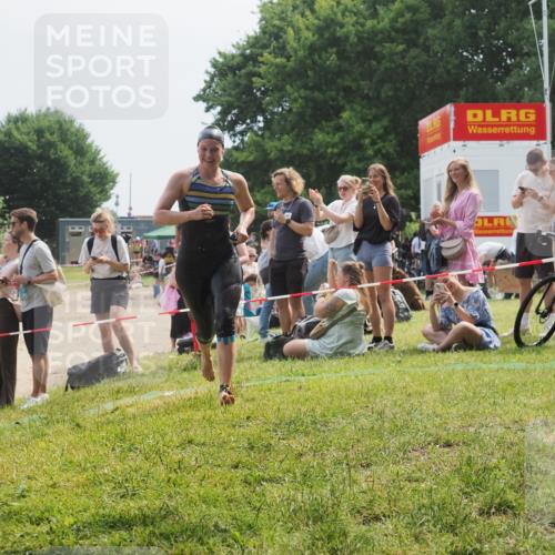 21.06.2025 - 27. Vierlanden-Triathlon KatJ http://msf.ph/oto/8034772 15.06.2025 11:19:06 Schwimmen 876, 942 meine-sportfotos.de