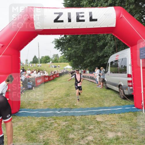 21.06.2025 - 27. Vierlanden-Triathlon MichiJ http://msf.ph/oto/8034776 15.06.2026 12:58:43 Ziel 111, 736 meine-sportfotos.de