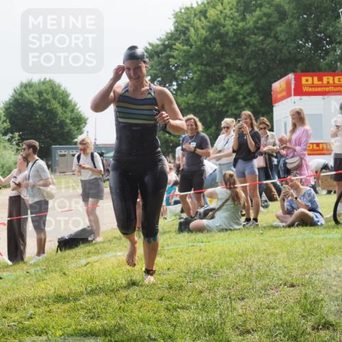 21.06.2025 - 27. Vierlanden-Triathlon KatJ http://msf.ph/oto/8034779 15.06.2025 11:19:07 Schwimmen 876, 942 meine-sportfotos.de