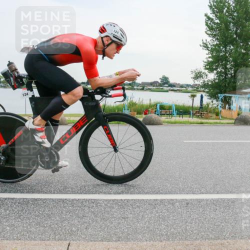 15.06.2025 - 27. Vierlanden-Triathlon H.Heesch http://msf.ph/oto/8034783 15.06.2025 10:43:14 Radfahren 65, 124, 202, 266 meine-sportfotos.de