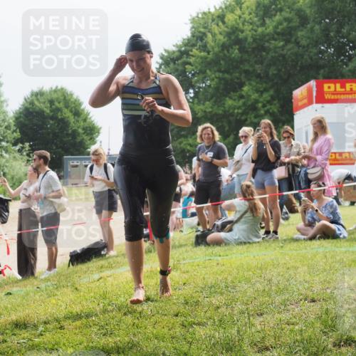 21.06.2025 - 27. Vierlanden-Triathlon KatJ http://msf.ph/oto/8034785 15.06.2025 11:19:07 Schwimmen 876, 942 meine-sportfotos.de