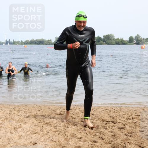 21.06.2025 - 27. Vierlanden-Triathlon Lena Gebhardt http://msf.ph/oto/8034791 15.06.2025 11:20:32 Schwimmen 838, 879, 890, 941, 969, 1400 meine-sportfotos.de