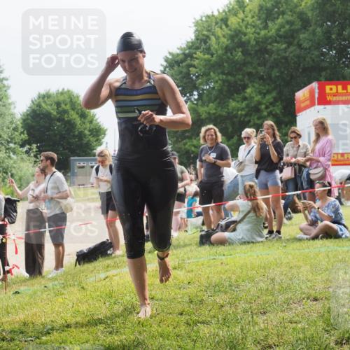21.06.2025 - 27. Vierlanden-Triathlon KatJ http://msf.ph/oto/8034792 15.06.2025 11:19:07 Schwimmen 876, 942 meine-sportfotos.de