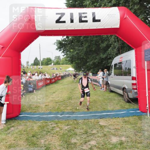 21.06.2025 - 27. Vierlanden-Triathlon MichiJ http://msf.ph/oto/8034801 15.06.2026 12:58:43 Ziel 111, 736 meine-sportfotos.de