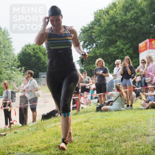 21.06.2025 - 27. Vierlanden-Triathlon KatJ http://msf.ph/oto/8034804 15.06.2025 11:19:07 Schwimmen 876, 942 meine-sportfotos.de
