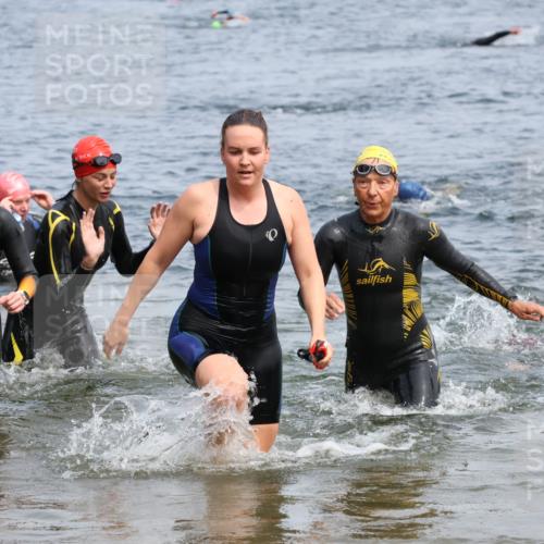 21.06.2025 - 27. Vierlanden-Triathlon Lena Gebhardt http://msf.ph/oto/8034806 15.06.2025 11:20:34 Schwimmen 838, 879, 924, 941, 969, 1400 meine-sportfotos.de