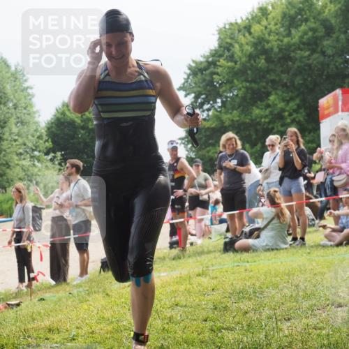 21.06.2025 - 27. Vierlanden-Triathlon KatJ http://msf.ph/oto/8034811 15.06.2025 11:19:08 Schwimmen 876, 942 meine-sportfotos.de