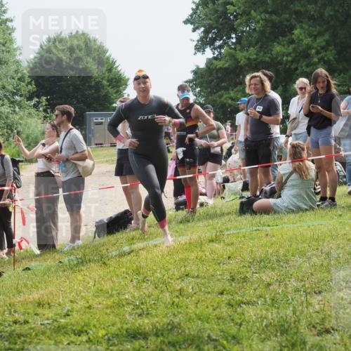 21.06.2025 - 27. Vierlanden-Triathlon KatJ http://msf.ph/oto/8034817 15.06.2025 11:19:10 Schwimmen 876, 942 meine-sportfotos.de