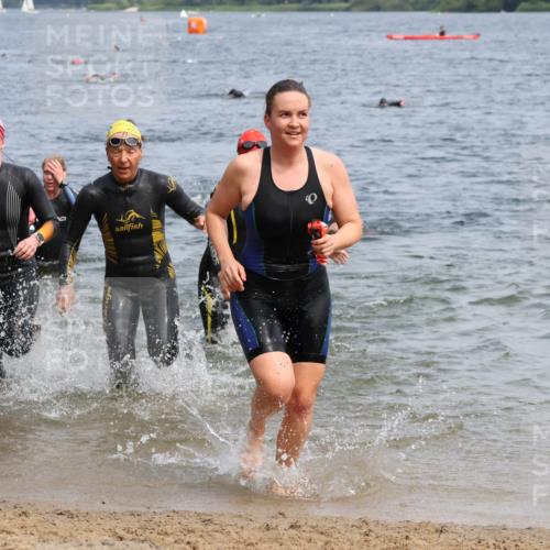 21.06.2025 - 27. Vierlanden-Triathlon Lena Gebhardt http://msf.ph/oto/8034823 15.06.2025 11:20:37 Schwimmen 879, 924, 936, 941, 969, 1400 meine-sportfotos.de