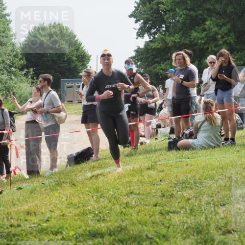 21.06.2025 - 27. Vierlanden-Triathlon KatJ http://msf.ph/oto/8034824 15.06.2025 11:19:10 Schwimmen 876, 942 meine-sportfotos.de