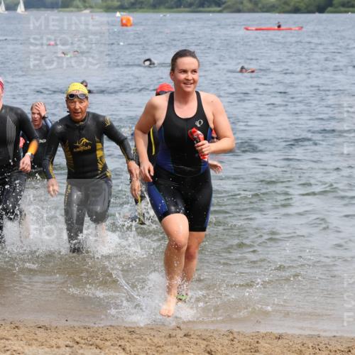 21.06.2025 - 27. Vierlanden-Triathlon Lena Gebhardt http://msf.ph/oto/8034827 15.06.2025 11:20:37 Schwimmen 879, 924, 936, 941, 969, 1400 meine-sportfotos.de