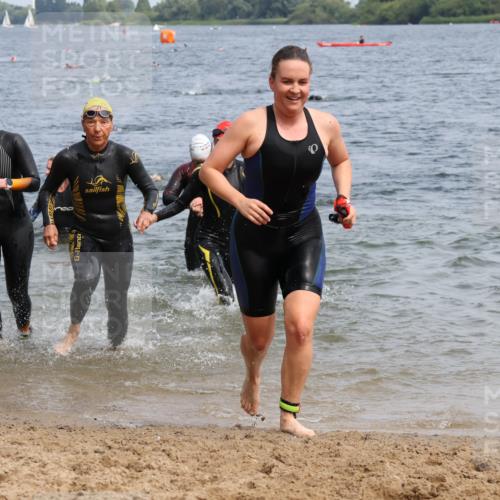21.06.2025 - 27. Vierlanden-Triathlon Lena Gebhardt http://msf.ph/oto/8034829 15.06.2025 11:20:37 Schwimmen 879, 924, 936, 941, 969, 1400 meine-sportfotos.de