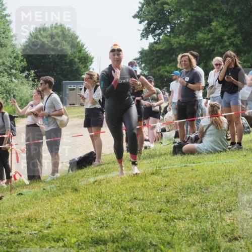 21.06.2025 - 27. Vierlanden-Triathlon KatJ http://msf.ph/oto/8034831 15.06.2025 11:19:10 Schwimmen 876, 942 meine-sportfotos.de