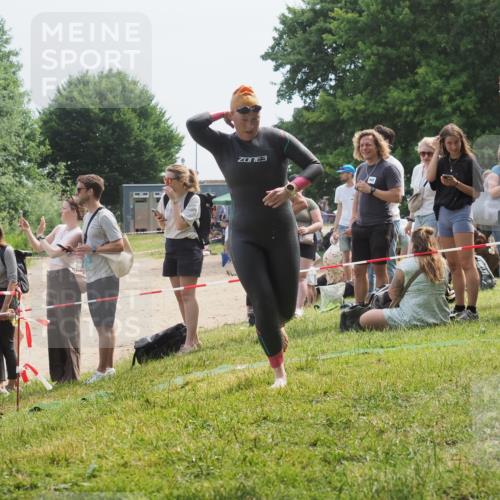 21.06.2025 - 27. Vierlanden-Triathlon KatJ http://msf.ph/oto/8034835 15.06.2025 11:19:11 Schwimmen 876, 942 meine-sportfotos.de