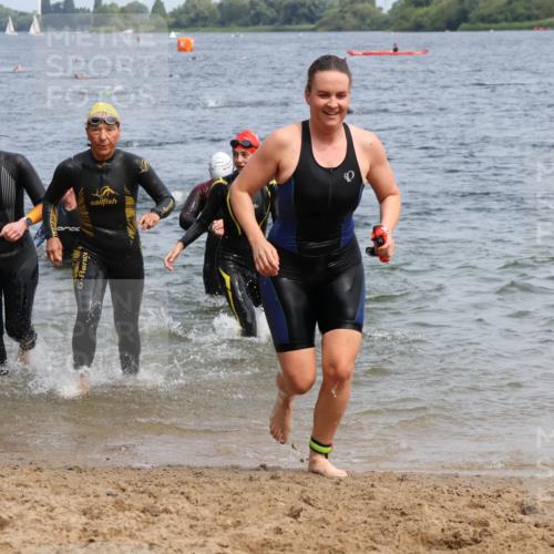 21.06.2025 - 27. Vierlanden-Triathlon Lena Gebhardt http://msf.ph/oto/8034836 15.06.2025 11:20:38 Schwimmen 879, 924, 936, 941, 969, 1400 meine-sportfotos.de
