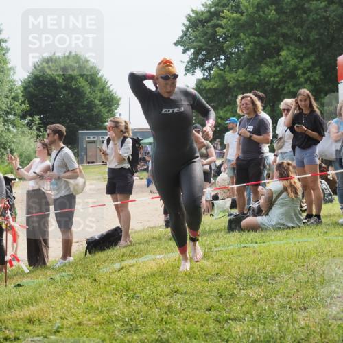21.06.2025 - 27. Vierlanden-Triathlon KatJ http://msf.ph/oto/8034840 15.06.2025 11:19:11 Schwimmen 876, 942 meine-sportfotos.de
