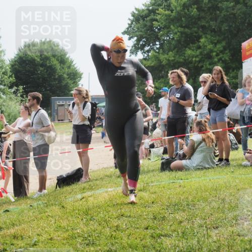 21.06.2025 - 27. Vierlanden-Triathlon KatJ http://msf.ph/oto/8034847 15.06.2025 11:19:11 Schwimmen 876, 942 meine-sportfotos.de