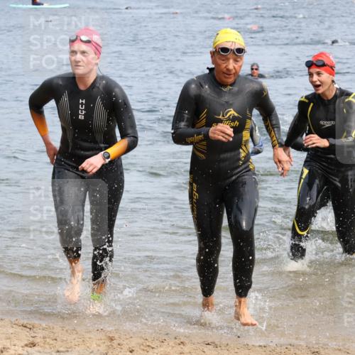 21.06.2025 - 27. Vierlanden-Triathlon Lena Gebhardt http://msf.ph/oto/8034853 15.06.2025 11:20:39 Schwimmen 879, 924, 936, 941, 969, 1400 meine-sportfotos.de