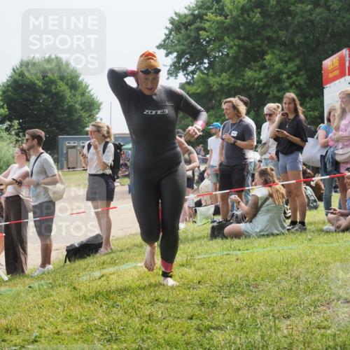 21.06.2025 - 27. Vierlanden-Triathlon KatJ http://msf.ph/oto/8034857 15.06.2025 11:19:11 Schwimmen 876, 942 meine-sportfotos.de