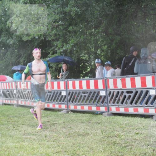 21.06.2025 - 27. Vierlanden-Triathlon KatJ http://msf.ph/oto/8034861 15.06.2025 13:49:50 Ziel 1138, 1146 meine-sportfotos.de