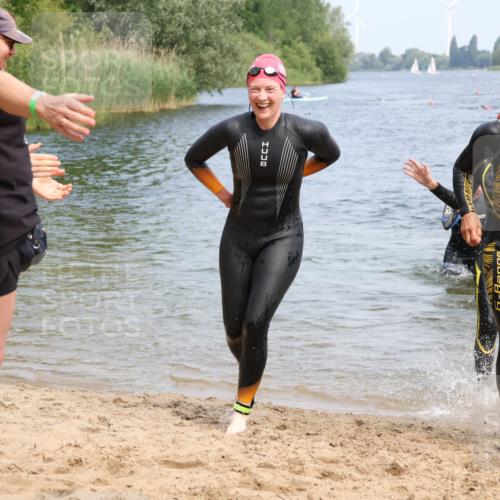 21.06.2025 - 27. Vierlanden-Triathlon Lena Gebhardt http://msf.ph/oto/8034868 15.06.2025 11:20:40 Schwimmen 879, 924, 936, 941, 969, 1400 meine-sportfotos.de