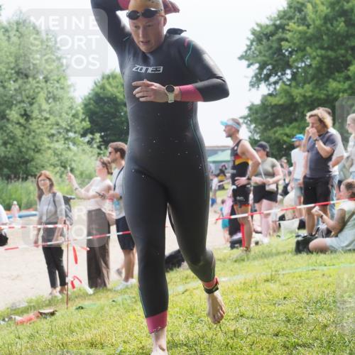 21.06.2025 - 27. Vierlanden-Triathlon KatJ http://msf.ph/oto/8034869 15.06.2025 11:19:12 Schwimmen 876, 942 meine-sportfotos.de