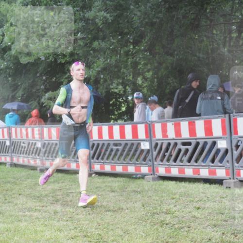 21.06.2025 - 27. Vierlanden-Triathlon KatJ http://msf.ph/oto/8034871 15.06.2025 13:49:51 Ziel 1138 meine-sportfotos.de
