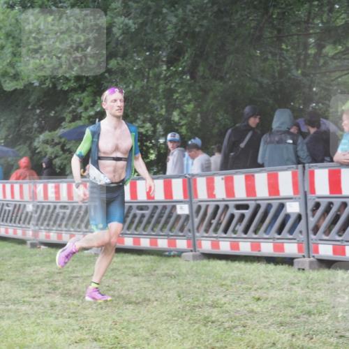 21.06.2025 - 27. Vierlanden-Triathlon KatJ http://msf.ph/oto/8034874 15.06.2025 13:49:51 Ziel 1138 meine-sportfotos.de