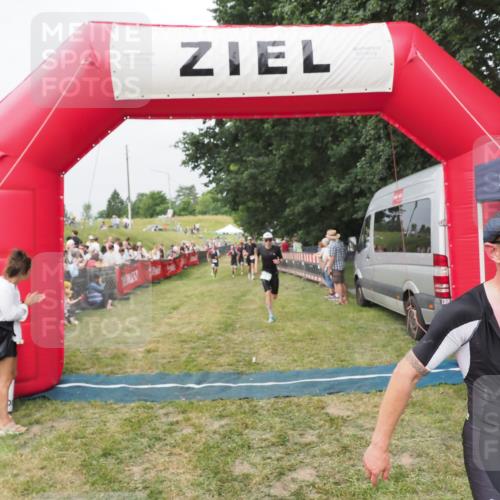 21.06.2025 - 27. Vierlanden-Triathlon MichiJ http://msf.ph/oto/8034876 15.06.2026 12:58:47 Ziel 111, 662, 995, 996, 997 meine-sportfotos.de