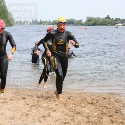 21.06.2025 - 27. Vierlanden-Triathlon Lena Gebhardt http://msf.ph/oto/8034882 15.06.2025 11:20:40 Schwimmen 879, 924, 936, 941, 969, 1400 meine-sportfotos.de