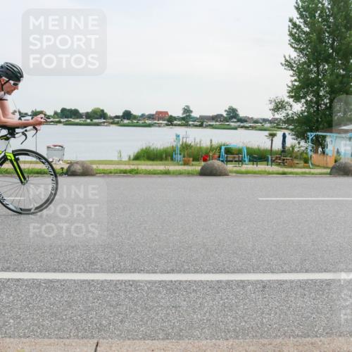 15.06.2025 - 27. Vierlanden-Triathlon H.Heesch http://msf.ph/oto/8034891 15.06.2025 10:44:03 Radfahren 18, 25, 225, 263, 383, 411 meine-sportfotos.de