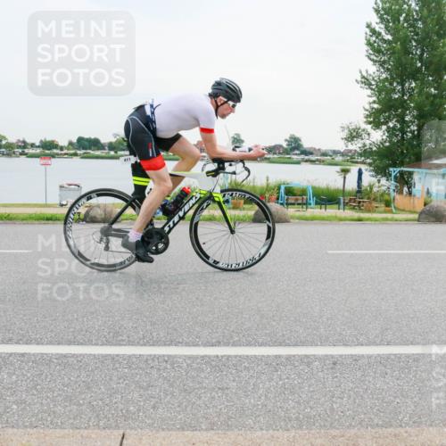 15.06.2025 - 27. Vierlanden-Triathlon H.Heesch http://msf.ph/oto/8034894 15.06.2025 10:44:03 Radfahren 18, 25, 225, 263, 383, 411 meine-sportfotos.de