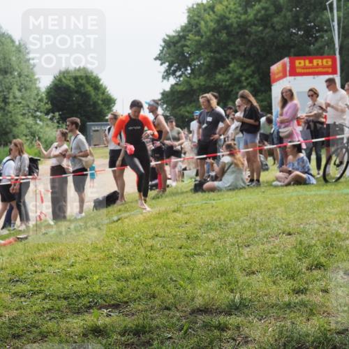21.06.2025 - 27. Vierlanden-Triathlon KatJ http://msf.ph/oto/8034895 15.06.2025 11:19:22 Schwimmen 878, 901, 923 meine-sportfotos.de