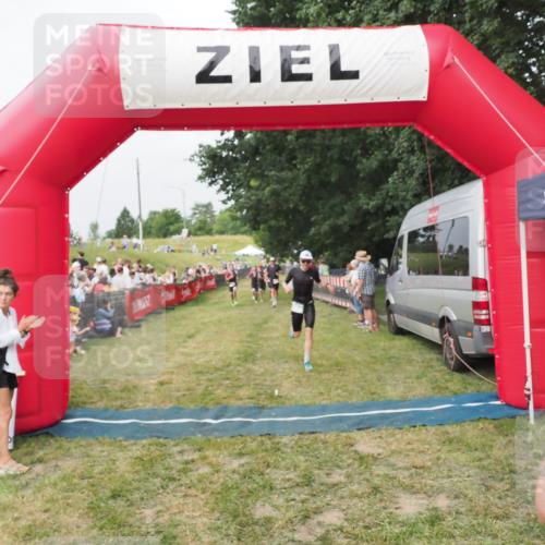 21.06.2025 - 27. Vierlanden-Triathlon MichiJ http://msf.ph/oto/8034897 15.06.2026 12:58:47 Ziel 111, 662, 995, 996, 997 meine-sportfotos.de