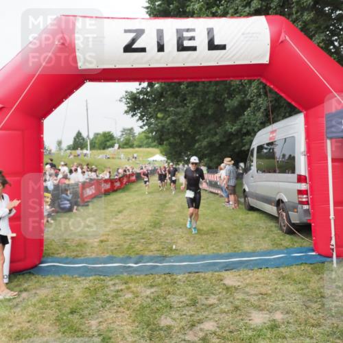 21.06.2025 - 27. Vierlanden-Triathlon MichiJ http://msf.ph/oto/8034904 15.06.2026 12:58:47 Ziel 111, 662, 995, 996, 997 meine-sportfotos.de