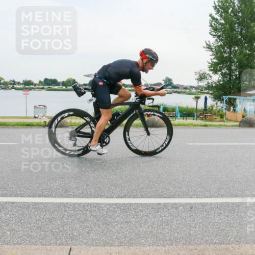 15.06.2025 - 27. Vierlanden-Triathlon H.Heesch http://msf.ph/oto/8034906 15.06.2025 10:44:05 Radfahren 18, 25, 225, 383, 411 meine-sportfotos.de