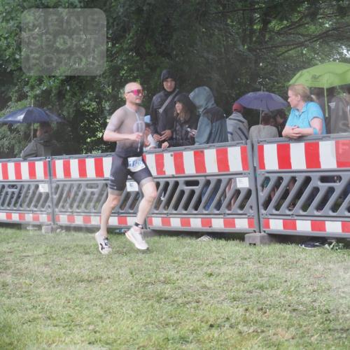 21.06.2025 - 27. Vierlanden-Triathlon KatJ http://msf.ph/oto/8034907 15.06.2025 13:50:06 Ziel 1102, 1126, 1160 meine-sportfotos.de