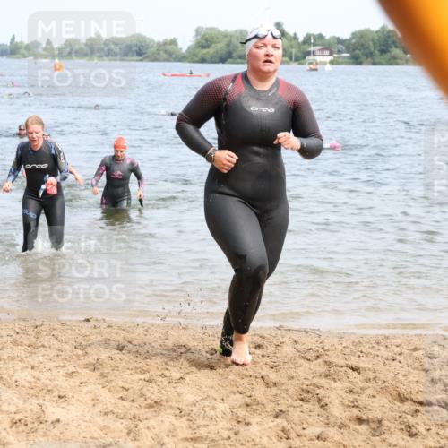 21.06.2025 - 27. Vierlanden-Triathlon Lena Gebhardt http://msf.ph/oto/8034916 15.06.2025 11:20:44 Schwimmen 879, 892, 918, 924, 936, 941, 1400 meine-sportfotos.de