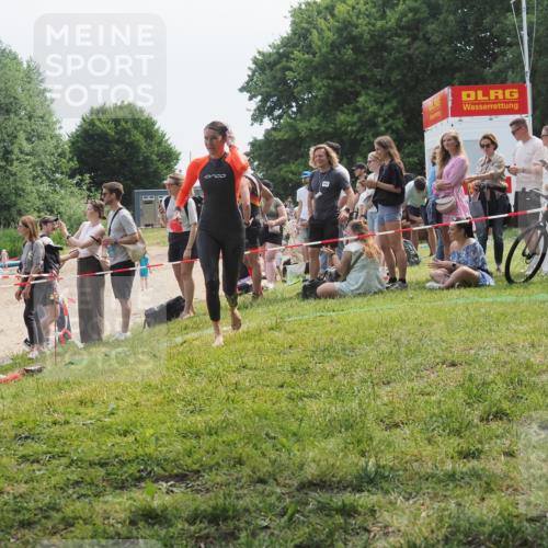 21.06.2025 - 27. Vierlanden-Triathlon KatJ http://msf.ph/oto/8034917 15.06.2025 11:19:23 Schwimmen 878, 901, 923 meine-sportfotos.de