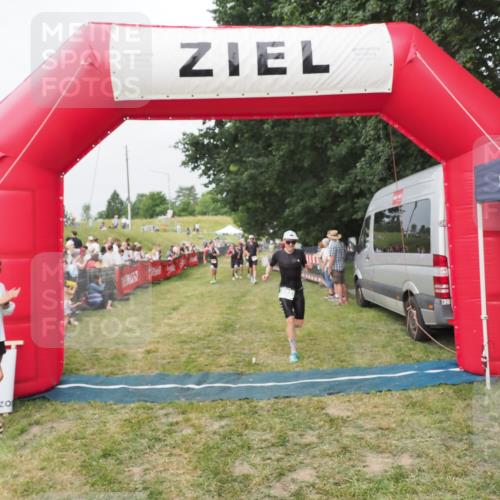 21.06.2025 - 27. Vierlanden-Triathlon MichiJ http://msf.ph/oto/8034918 15.06.2026 12:58:47 Ziel 111, 662, 995, 996, 997 meine-sportfotos.de