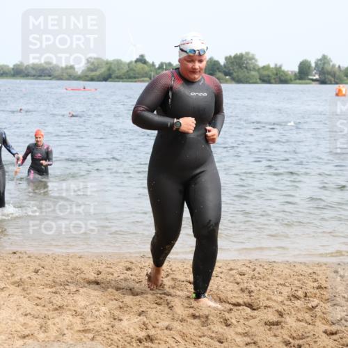 21.06.2025 - 27. Vierlanden-Triathlon Lena Gebhardt http://msf.ph/oto/8034921 15.06.2025 11:20:44 Schwimmen 879, 892, 918, 924, 936, 941, 1400 meine-sportfotos.de