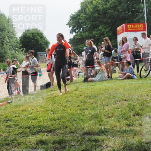 21.06.2025 - 27. Vierlanden-Triathlon KatJ http://msf.ph/oto/8034924 15.06.2025 11:19:23 Schwimmen 878, 901, 923 meine-sportfotos.de