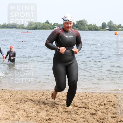 21.06.2025 - 27. Vierlanden-Triathlon Lena Gebhardt http://msf.ph/oto/8034926 15.06.2025 11:20:44 Schwimmen 879, 892, 918, 924, 936, 941, 1400 meine-sportfotos.de