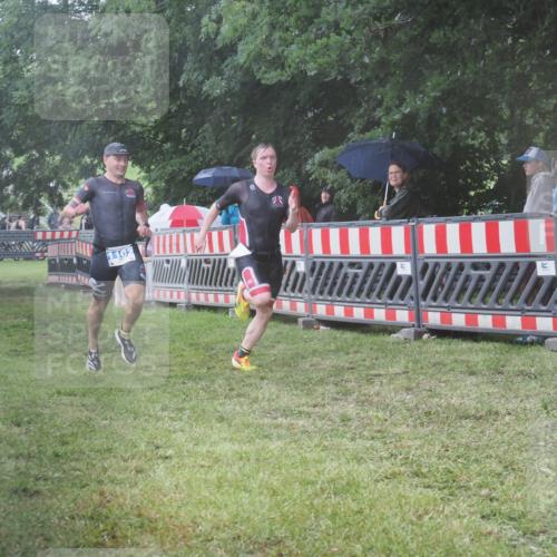 21.06.2025 - 27. Vierlanden-Triathlon KatJ http://msf.ph/oto/8034935 15.06.2025 13:50:08 Ziel 1102, 1126, 1160 meine-sportfotos.de