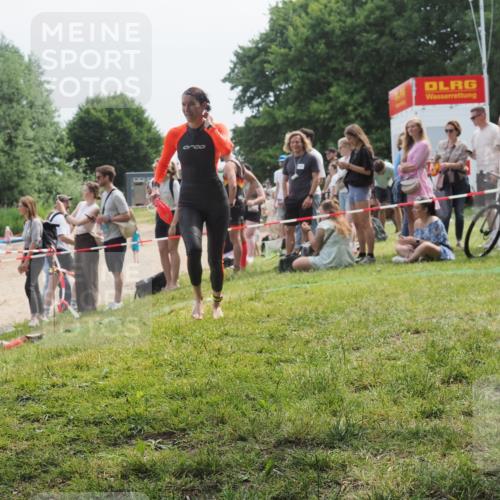 21.06.2025 - 27. Vierlanden-Triathlon KatJ http://msf.ph/oto/8034944 15.06.2025 11:19:24 Schwimmen 878, 901, 923 meine-sportfotos.de